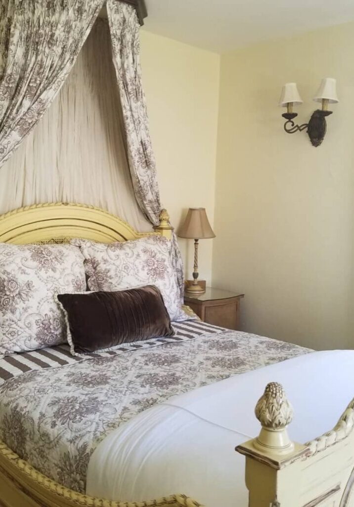 Canopy bed